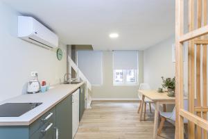 une cuisine et une salle à manger avec une table et un comptoir dans l'établissement Studio1 Van Lerius, à Anvers