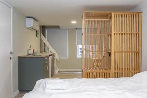 um quarto com uma cama e uma divisória em madeira em Studio1 Van Lerius em Antuérpia