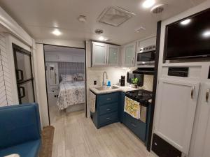 - Cocina con fregadero y cama en The Torres' Camper Experience!, en Tampa