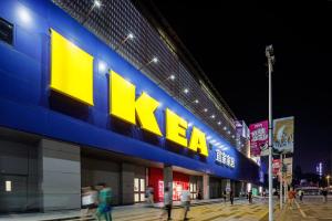 Um supermercado ou outras lojas no hotel ou nas proximidades