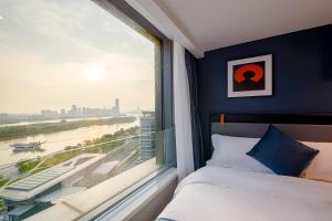 Uma cama ou camas num quarto em Livetour Hotel Sanxi Metro Guangzhou