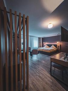 ein Hotelzimmer mit einem Bett und einem Schreibtisch in der Unterkunft Restaurant Hotel Goldener Adler in Emden