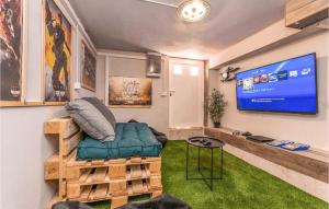 Cette chambre dispose d'une télévision, d'un canapé et d'une table. dans l'établissement Villa La Vrana, à Vrana