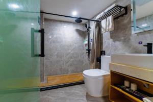 W łazience znajduje się umywalka, toaleta i prysznic. w obiekcie Amemouillage Inn - Guangzhou Railway Station Xicun Metro Station w Guangzhou