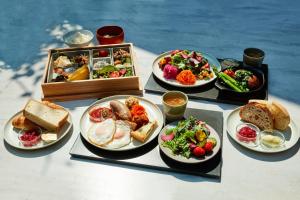ein Tisch mit mehreren Teller Essen drauf in der Unterkunft The Royal Park Canvas - Ginza 8 in Tokio