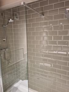 bagno con doccia e porta in vetro di Priory Inn a Tetbury