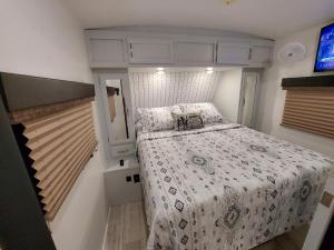 Cama o camas de una habitación en The Torres' Camper Experience!
