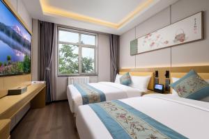 Postel nebo postele na pokoji v ubytování East Sacred Hotel - very close to the Drum tower And Nanluoguxiang Houhai Bar Very close to the bird's nest water cube