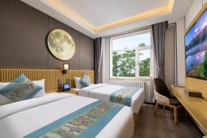 Postel nebo postele na pokoji v ubytování East Sacred Hotel - very close to the Drum tower And Nanluoguxiang Houhai Bar Very close to the bird's nest water cube