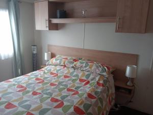1 dormitorio con 1 cama con colcha colorida en 19 Chaffron, en Hull