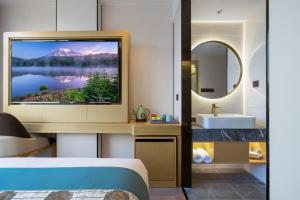 TV a/nebo společenská místnost v ubytování East Sacred Hotel - very close to the Drum tower And Nanluoguxiang Houhai Bar Very close to the bird's nest water cube