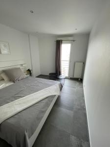 a bedroom with a large bed and a window at Appartement 4P, au pied de toute commodité in Créteil