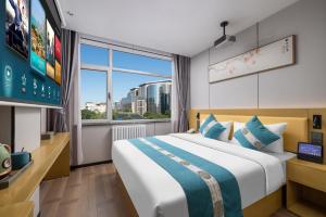 Postel nebo postele na pokoji v ubytování East Sacred Hotel - very close to the Drum tower And Nanluoguxiang Houhai Bar Very close to the bird's nest water cube