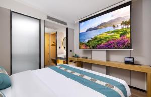 TV a/nebo společenská místnost v ubytování East Sacred Hotel - very close to the Drum tower And Nanluoguxiang Houhai Bar Very close to the bird's nest water cube