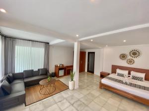 Tempat tidur dalam kamar di Grey House Monkey Forest