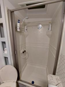 Un baño de The Torres' Camper Experience!