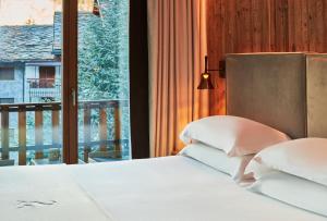 Postel nebo postele na pokoji v ubytování Le Massif Hotel & Lodge Courmayeur The Leading Hotels of the World