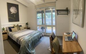 En eller flere senge i et værelse på Coastal Court Blairgowrie-walk to Pearce beach via National Coastal Trail