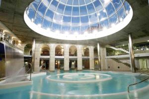 una piscina in un edificio con cupola di vetro di APARTAMENTO NUEVO ACOGEDOR a Mondariz-Balneario