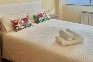 un letto con due asciugamani sopra di APARTAMENTO NUEVO ACOGEDOR a Mondariz-Balneario