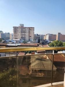 einen Blick auf die Stadt aus dem Fenster eines Gebäudes in der Unterkunft Casita de Tucumán Apart - Cochera Cercana in San Miguel de Tucumán