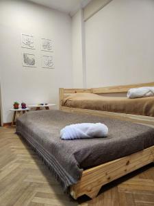 pokój z dwoma łóżkami i ręcznikami na górze w obiekcie Casita de Tucumán Apart - Cochera Cercana w mieście San Miguel de Tucumán