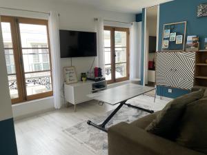 Televízia a/alebo spoločenská miestnosť v ubytovaní Magnifique logement au pied du Château