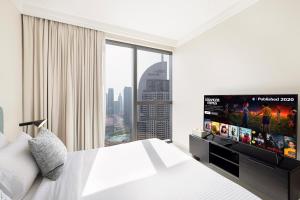 TV a/nebo společenská místnost v ubytování Luxurious Escape 3 plus 1 Bedroom, Downtown Dubai Mall