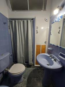 un baño con inodoro y lavabo en MAILY Guest House, en Alta Gracia