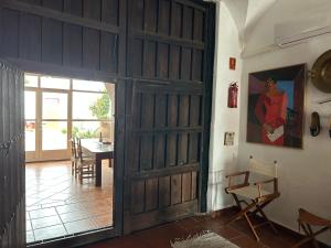 Una gran puerta de madera en una habitación con una mesa. en La Posá, en La Nava de Santiago