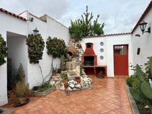 einen Innenhof eines Hauses mit einem Brunnen darin in der Unterkunft La Posá in La Nava de Santiago