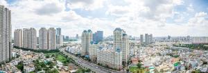 een luchtzicht op een stad met hoge gebouwen bij LANDMARK PLUS RESIDENCES LUXURY SUITE in Ho Chi Minh-stad
