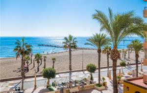 Blick auf einen Strand mit Palmen und das Meer in der Unterkunft Beautiful Apartment In El Campello in El Campello