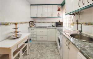 Nhà bếp/bếp nhỏ tại Amazing Apartment In Benidorm With Kitchen