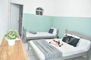 um quarto com duas camas e uma mesa com brinquedos em Villagio Vistamar Ilha Comprida em Ilha Comprida
