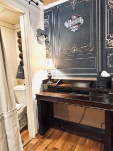 um piano numa sala com uma parede em Acorn Hideaways Canton Secluded Sherlock Holmes Suite King Bed em Canton