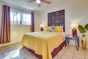 ein Schlafzimmer mit einem großen Bett und einem Fenster in der Unterkunft San Antonio Townhome 3 Mi to Lackland AFB! in San Antonio