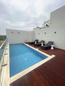 a swimming pool on the roof of a house at (T) Exclusivo departamento en Piura in Piura