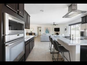 een keuken met witte aanrechtbladen en een woonkamer bij Cactus Breeze in Scottsdale
