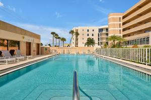Piscina di Direct Oceanfront Condo with amazing Views near Cocoa Beach o nelle vicinanze