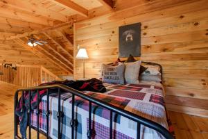 a bedroom with a bed in a log cabin at The Willow, Secluded and Cozy country cabin in Ravenna