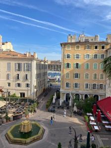 - Vistas a una ciudad con edificios y una fuente en Appartement de charme, vue sur le vieux port, en Marsella