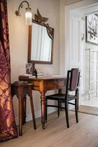 Habitación con escritorio con espejo y silla. en Villa Rosen der Villa Liechtenstein, en Altaussee