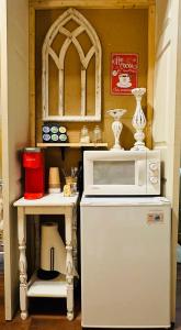 uma cozinha com um frigorífico e uma prateleira com um micro-ondas em Acorn Hideaways Canton Delightful Christmas Suite Year Round em Canton
