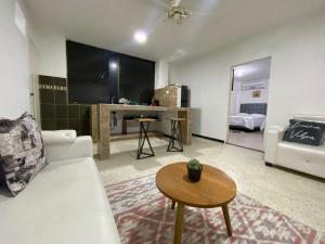 卡利的住宿－APARTAMENTO ESTADIO，带沙发和大屏幕电视的客厅