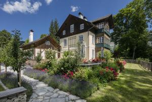 a large house with a garden in front of it at Villa Rosen der Villa Liechtenstein in Altaussee