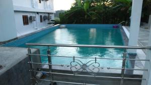 una piscina sul lato di un edificio di White Coral a Port Blair