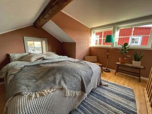 um quarto com uma cama, 2 janelas e um tapete em Historical idyll from the 17th century em Strängnäs