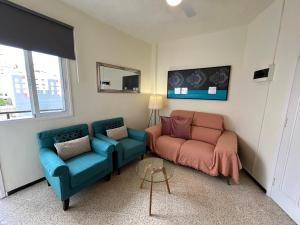 Una sala de estar con dos sillas y un sofá. en DREAM ANAGA, en Santa Cruz de Tenerife
