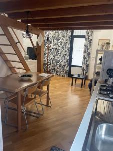 ボローニャにあるMia Homeのテーブルとキッチンのあるリビングルーム +8枚の写真